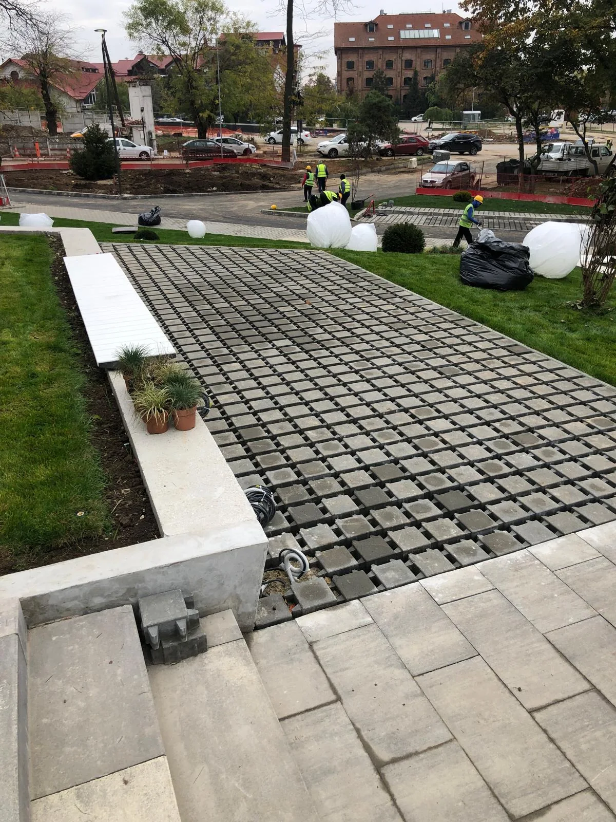 Pavaje și amenajări exterioare