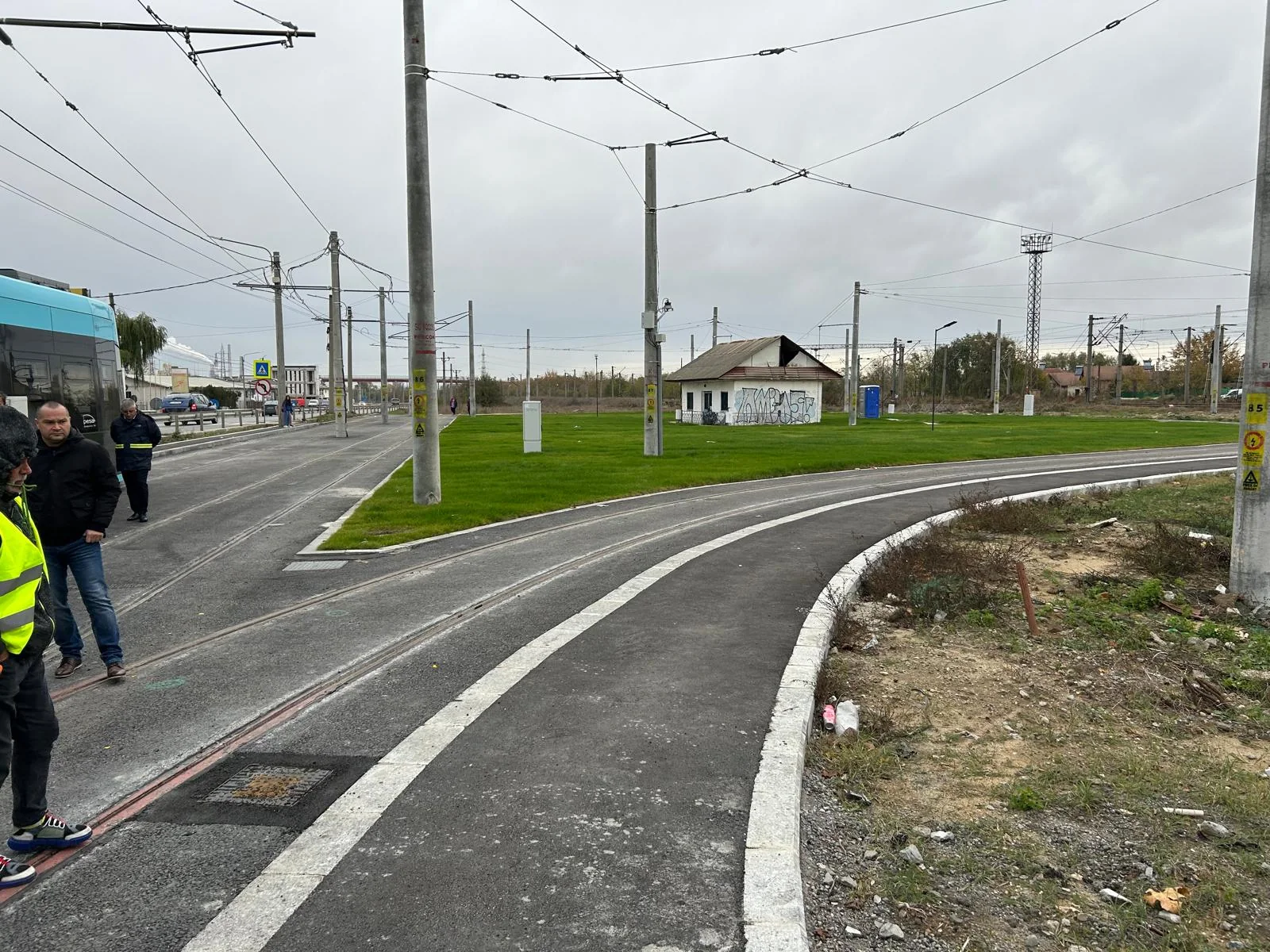 Linie de contact și amenajări la calea de tramvai